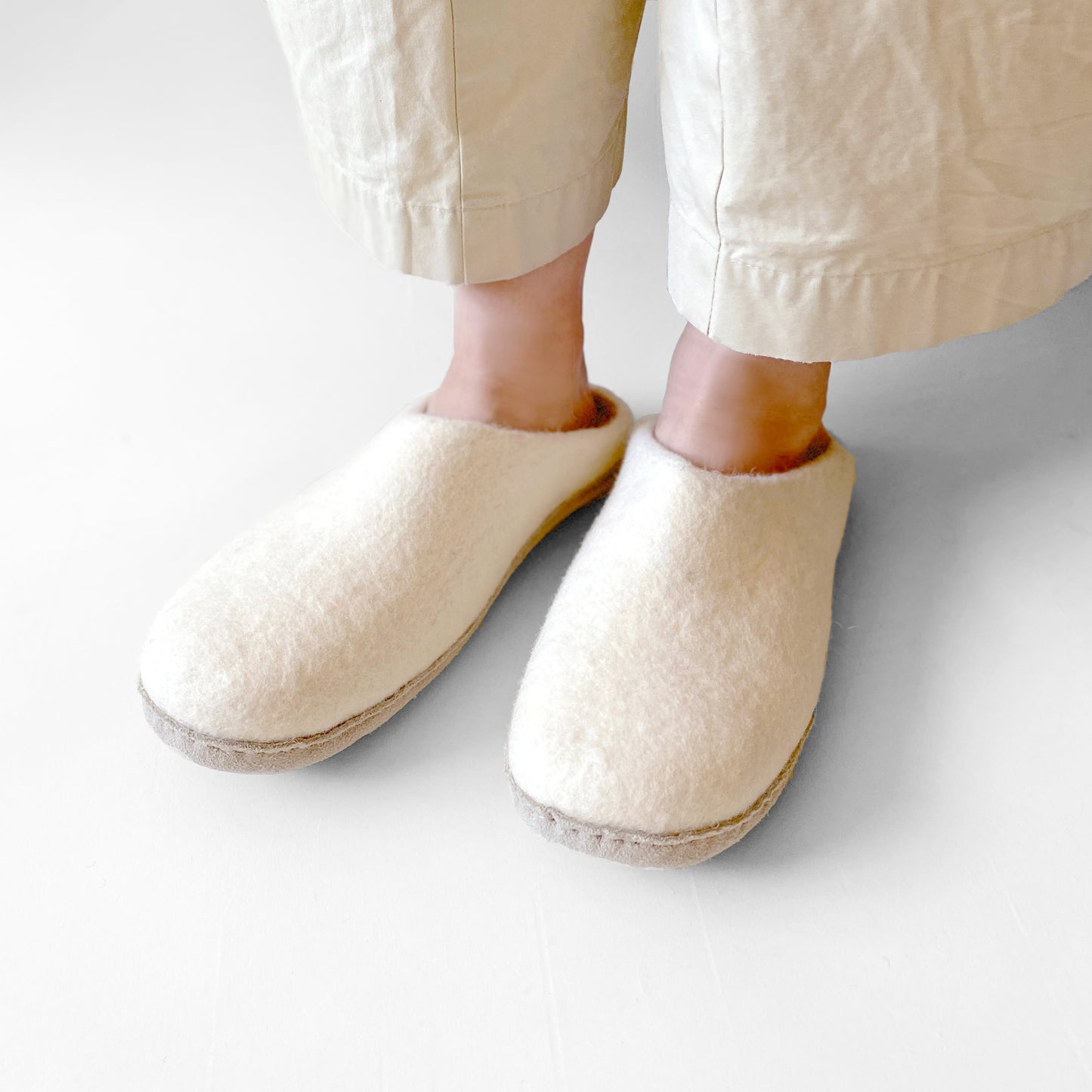 Wool room shoes / white