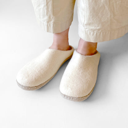 Wool room shoes / white
