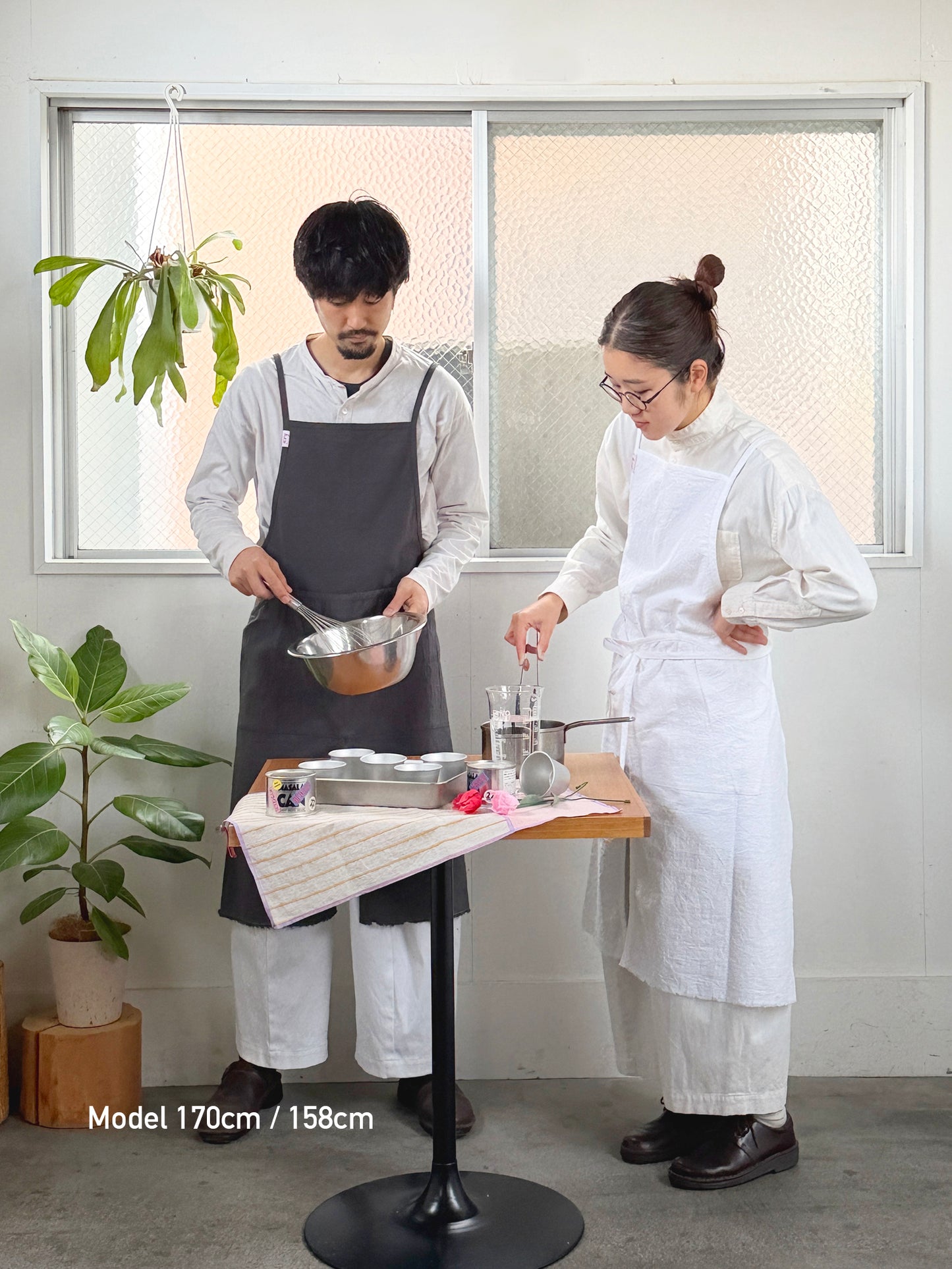 kangaroo apron / white