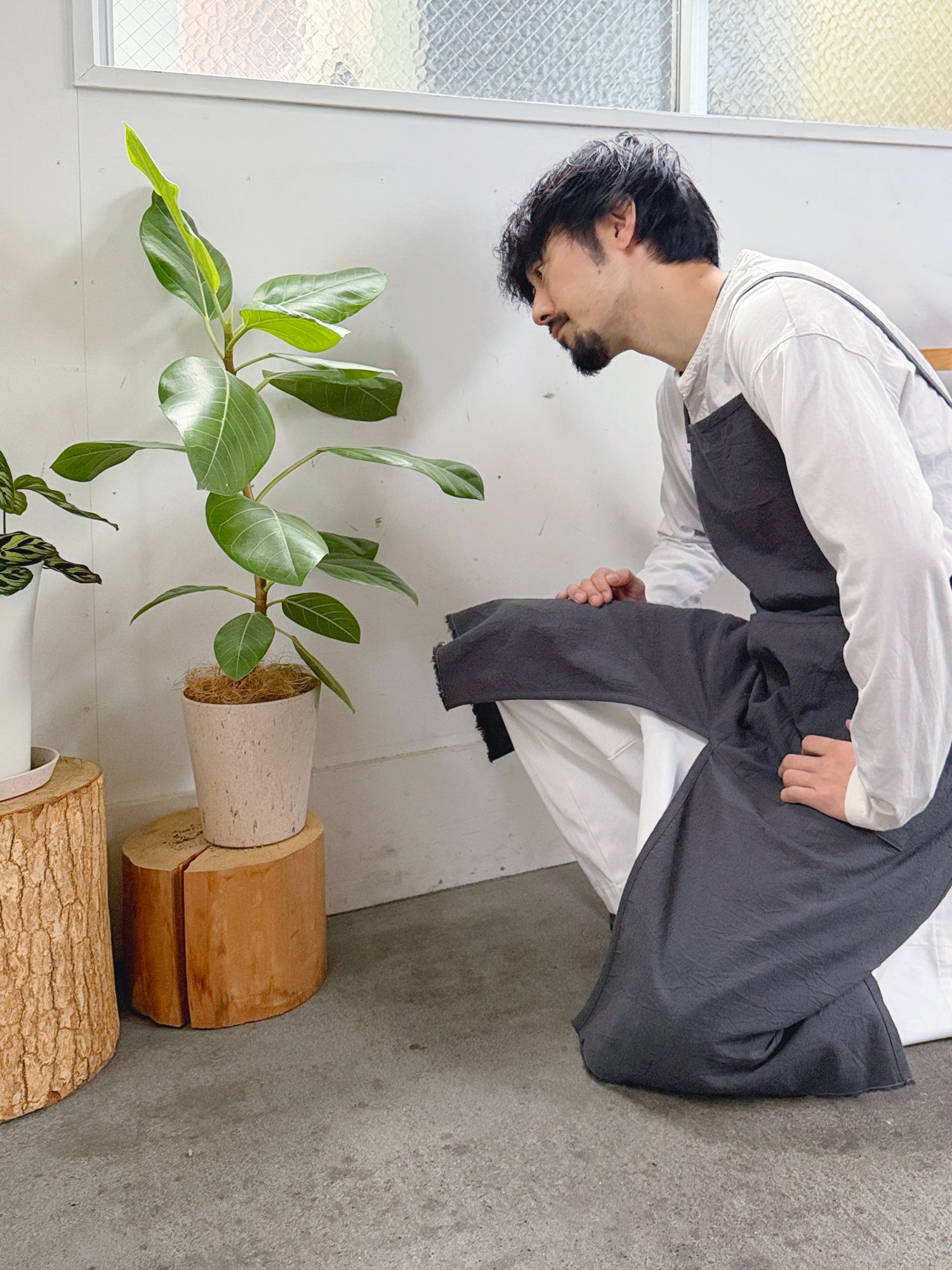 kangaroo apron / white – fuai
