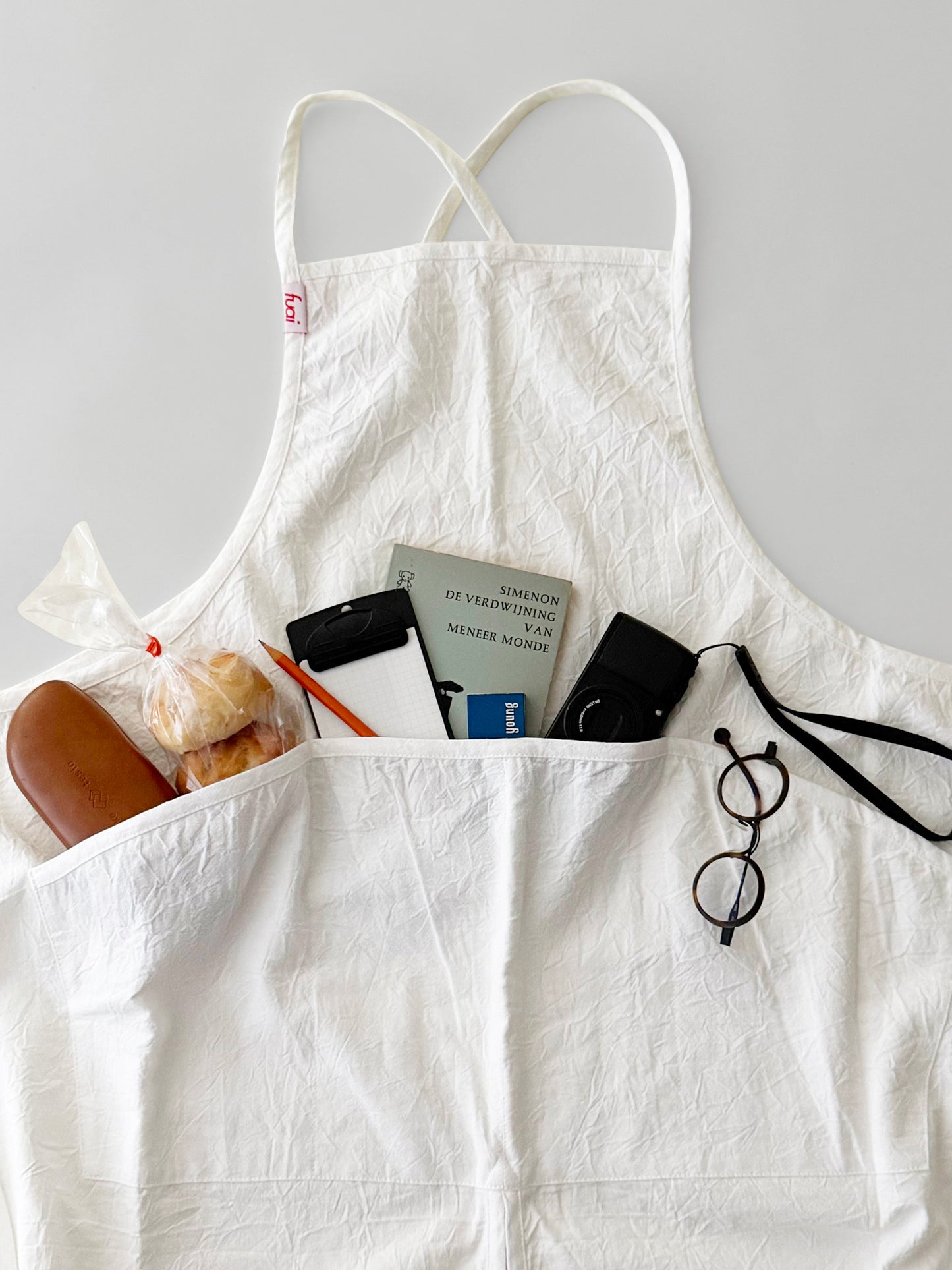 kangaroo apron / white